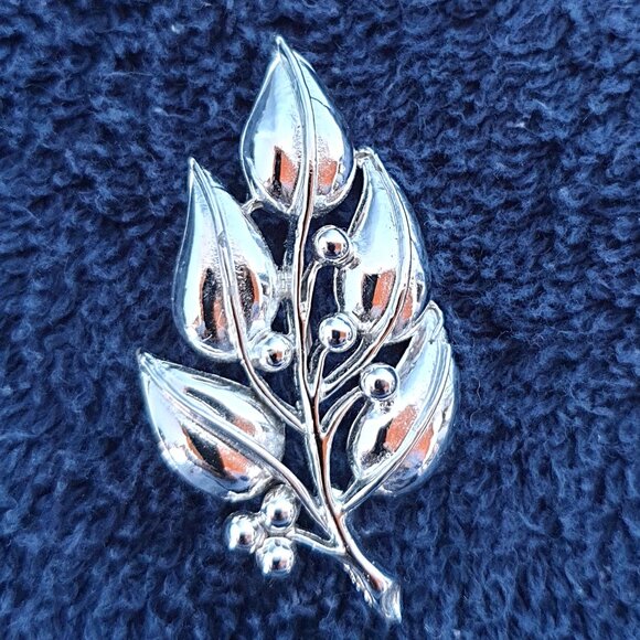 Vintage Sarah Coventry Silver-Tone Leaf Brooch – Like New! - Picture 8 of 10